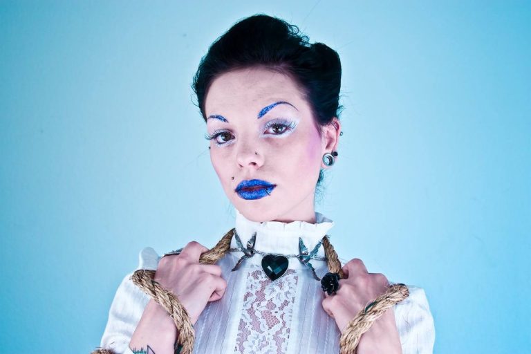 Como fazer maquiagem para olhos esfumados com sombra azul