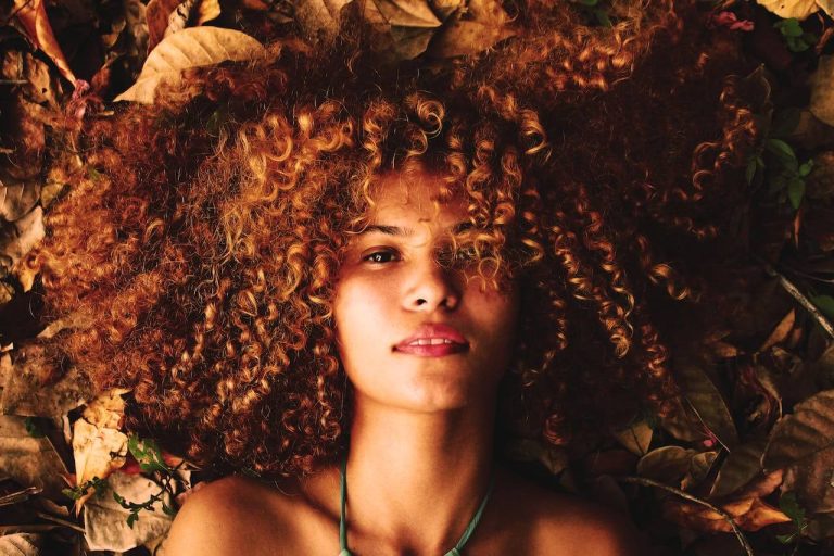 Cuidados com os cabelos quimicamente tratados com máscara de tratamento